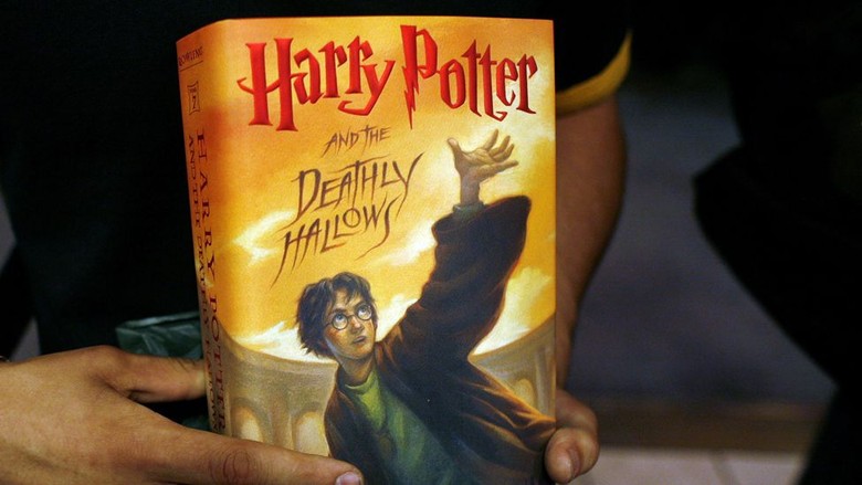 Pastor Polandia Bakar Buku Harry Potter karena Memuat Ajaran Sihir Pastor Polandia Bakar Buku Harry Potter karena Memuat Ajaran Sihir