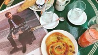 Breakfast of champions with the GOAT, tulisnya. Semua sajian itu ia lahap di sebuah kafe yang ada di Paris, Prancis. Foto: Instagram alexandrearnault