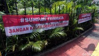Spanduk tersebut seakan menegaskan KPU-Bawaslu untuk jujur dan adil pada Pemilu 2019. 