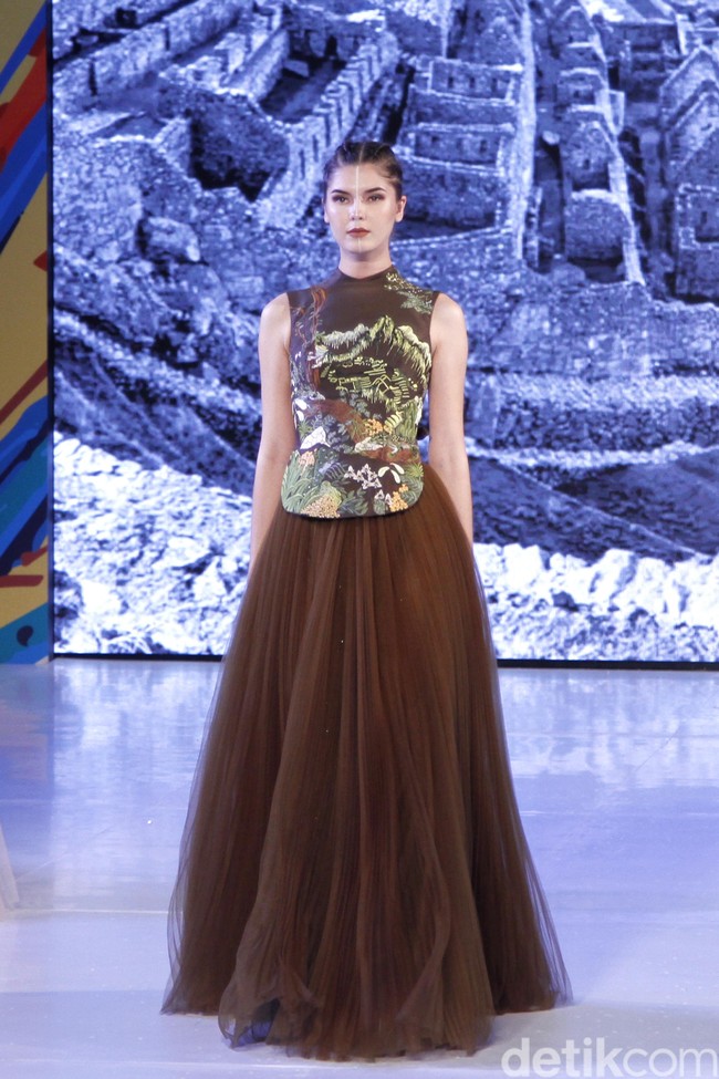 Hian Tjen mempersembahkan rancangan terbarunya pada fashion show hari pertama di Fashion Nation 2019, Senayan City, Senayan City, Jakarta, Jumat, [15/03/2019]. Foto: Mohammad Abduh/Wolipop