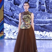 Hian Tjen mempersembahkan rancangan terbarunya pada fashion show hari pertama di Fashion Nation 2019, Senayan City, Senayan City, Jakarta, Jumat, [15/03/2019]. Foto: Mohammad Abduh/Wolipop