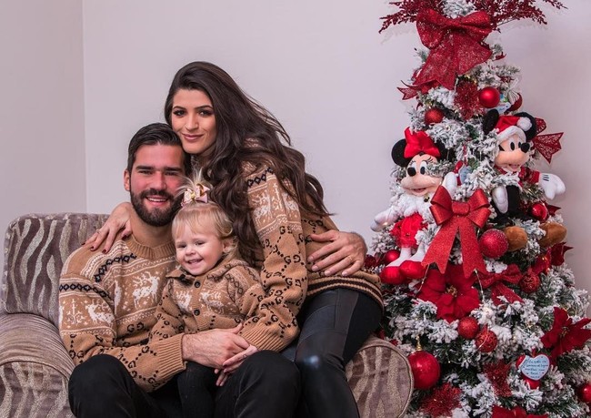 Selain untuk memberikan dukungan, kehadiran Natalia mendampingi Alisson juga untuk menghadang fans wanita yang kerap berbuat nekat pada sang suami. Pernah ketika Alisson masih bermain untuk Internacional saat mereka datang ke sebuah restoran, ada banyak fans wanita di sana. Saat itu para fans tersebut berusaha mendekatinya dan ada yang berbuat gila. Ada yang mencoba mencolek pantat saya namun kemudian istri saya menghalanginya, ujar kiper 26 tahun itu. Foto: Instagram @ natalialbecker