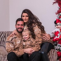 Selain untuk memberikan dukungan, kehadiran Natalia mendampingi Alisson juga untuk menghadang fans wanita yang kerap berbuat nekat pada sang suami. Pernah ketika Alisson masih bermain untuk Internacional saat mereka datang ke sebuah restoran, ada banyak fans wanita di sana. Saat itu para fans tersebut berusaha mendekatinya dan ada yang berbuat gila. Ada yang mencoba mencolek pantat saya namun kemudian istri saya menghalanginya, ujar kiper 26 tahun itu. Foto: Instagram @ natalialbecker