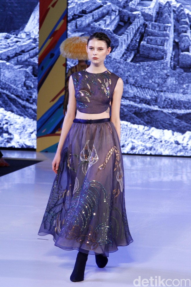 Hian Tjen mempersembahkan rancangan terbarunya pada fashion show hari pertama di Fashion Nation 2019, Senayan City, Senayan City, Jakarta, Jumat, [15/03/2019]. Foto: Mohammad Abduh/Wolipop