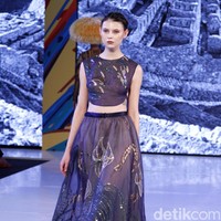 Hian Tjen mempersembahkan rancangan terbarunya pada fashion show hari pertama di Fashion Nation 2019, Senayan City, Senayan City, Jakarta, Jumat, [15/03/2019]. Foto: Mohammad Abduh/Wolipop