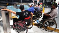 Jalur untuk difabel juga sudah ada di pintu masuk stasiun.