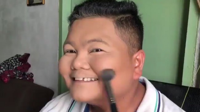  Melalui sentuhan magisnya, seorang pria berhasil membuat netizen kagum setelah menunjukkan kemampuannya untuk memberikan saudara perempuannya tampilan baru. Muhammad Isma Danial, mendandani Effa, setelah sang kakak menyatakan niatnya untuk mengenakan jilbab. Foto: Screenshot Twitter