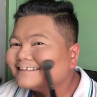  Melalui sentuhan magisnya, seorang pria berhasil membuat netizen kagum setelah menunjukkan kemampuannya untuk memberikan saudara perempuannya tampilan baru. Muhammad Isma Danial, mendandani Effa, setelah sang kakak menyatakan niatnya untuk mengenakan jilbab. Foto: Screenshot Twitter