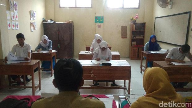 Cerita Siswa SLB Cirebon Ikuti Ujian Nasional