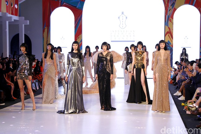 Yogie Pratama menampilkan 20 koleksi terbarunya di Fashion Nation 2019, Senayan City, Jakarta, Jumat, [15/03/2019]. Foto: mohammad Abduh/Wolipop