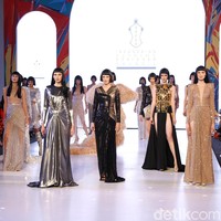Yogie Pratama menampilkan 20 koleksi terbarunya di Fashion Nation 2019, Senayan City, Jakarta, Jumat, [15/03/2019]. Foto: mohammad Abduh/Wolipop