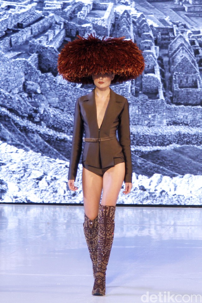 Hian Tjen mempersembahkan rancangan terbarunya pada fashion show hari pertama di Fashion Nation 2019, Senayan City, Senayan City, Jakarta, Jumat, [15/03/2019]. Foto: Mohammad Abduh/Wolipop