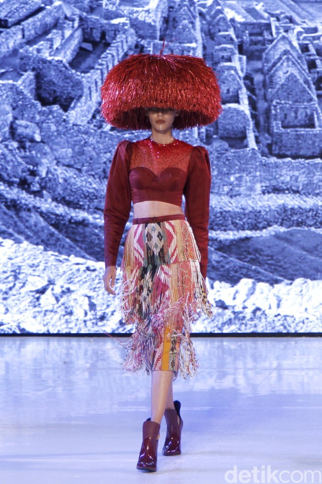 Hian Tjen mempersembahkan rancangan terbarunya pada fashion show hari pertama di Fashion Nation 2019, Senayan City, Senayan City, Jakarta, Jumat, [15/03/2019]. Foto: Mohammad Abduh/Wolipop