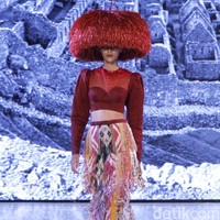 Hian Tjen mempersembahkan rancangan terbarunya pada fashion show hari pertama di Fashion Nation 2019, Senayan City, Senayan City, Jakarta, Jumat, [15/03/2019]. Foto: Mohammad Abduh/Wolipop