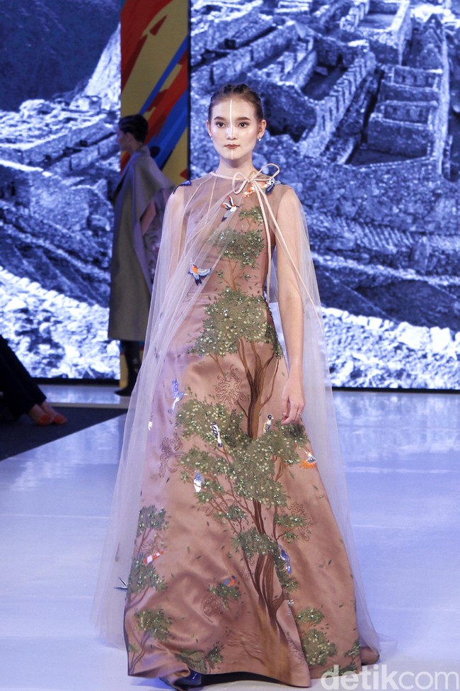 Hian Tjen mempersembahkan rancangan terbarunya pada fashion show hari pertama di Fashion Nation 2019, Senayan City, Senayan City, Jakarta, Jumat, [15/03/2019]. Foto: Mohammad Abduh/Wolipop