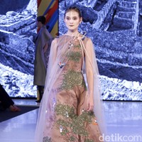 Hian Tjen mempersembahkan rancangan terbarunya pada fashion show hari pertama di Fashion Nation 2019, Senayan City, Senayan City, Jakarta, Jumat, [15/03/2019]. Foto: Mohammad Abduh/Wolipop