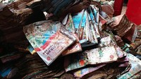 Sejumlah buku pelajaran nampak rusak terkena lumpur usai banjir menerjang sekolah tersebut pada Senin (1/4/2019) sore kemarin.