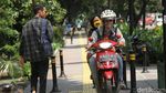 Nggak Kapok! Pemotor Terobos Trotoar Enaknya Diapain Ya?