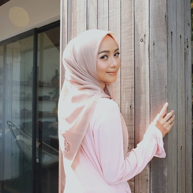 Vira Tandia juga dikenal sebagai model busana muslim. Wajahnya kerap ditemukan di berbagai katalog busana muslim. Berwajah manis, Vira memiliki gaya hijab yang simple dan kekinian. Foto: Instagram/viratandia