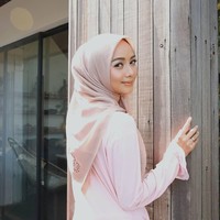Vira Tandia juga dikenal sebagai model busana muslim. Wajahnya kerap ditemukan di berbagai katalog busana muslim. Berwajah manis, Vira memiliki gaya hijab yang simple dan kekinian. Foto: Instagram/viratandia