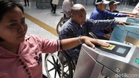 Diharapkan kaum difabel pun bisa mengakses segala fasilitas di stasiun dan kereta cummuter line.