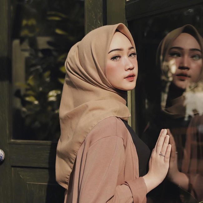 Sinta Sri Istan juga cukup populer di kalangan hijabers. Ia memiliki wajah yang imut dengan gaya hijab yang girly. Selain menyukai padu padan busana, Sinta juga lihai bermain make up. Foto: Instagram