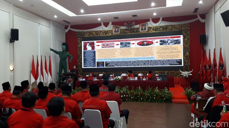 Cerita Megawati Ditanya Maruf Amin soal Pakaian untuk Pilpres Cerita Megawati Ditanya Maruf Amin soal Pakaian untuk Pilpres