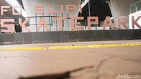 Bahkan di sejumlah lintasan telah mengalami retak.