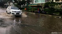 Hujan deras yang mengguyur DKI Jakarta membuat genangan air setinggi 40 sampai 60 centimeter.