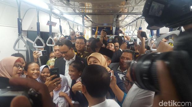 Cek Fasilitas, Anies dan Ketua DPRD DKI Naik MRT ke Blok M