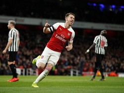 Aaron Ramsey juga mengisi pos gelandang tengah. Ramsey kuat dalam bertahan dan menyerang (John Sibley/Action Images via Reuters)