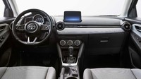 Interiornya benar-benar mobil Mazda banget ya? Terlihat dari desain dasbor, AC dan kemudi.