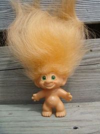 Kena Sindrom Rambut Langka, Gadis Ini Jadi Mirip Chucky dan Boneka Troll