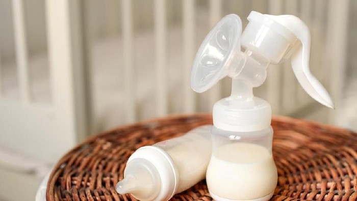 Dokter berikan saran bagi ibu bekerja yang menyusui. Foto: iStock Dokter berikan saran bagi ibu bekerja yang menyusui. Foto: iStock