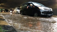 Begini penampakan genangan air di kawasan Cawang, Jakarta, Selasa (2/4/2019).