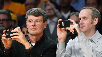 BlackBerry akhirnya sadar takkan bertahan jika terus mengandalkan ponsel dengan OS lama. Mereka mengembangkan sistem operasi BlackBerry 10 berbasis QNX yang dirancang bekerja tanpa kehadiran tombol fisik, cukup digeser-geser saja. Ini Thorsten dengan produk pertama BlackBerry 10, yaitu BlackBerry Z10 Foto: Getty Images