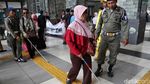Kaum Difabel Jajal Fasilitas Stasiun Tanjung Priok