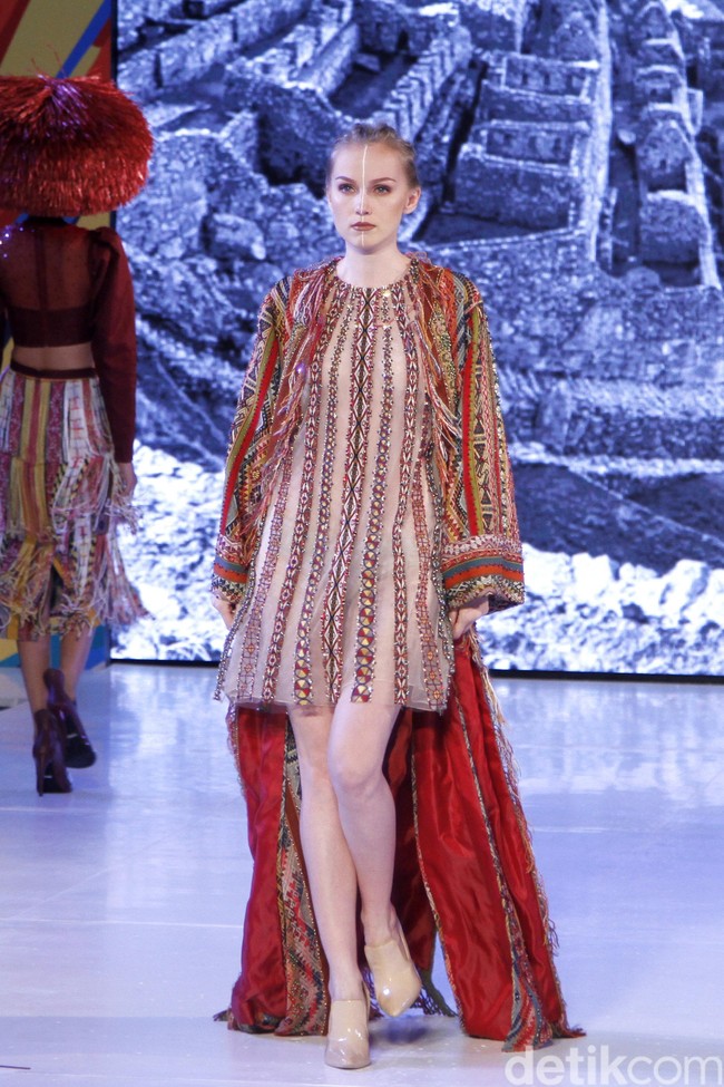 Hian Tjen mempersembahkan rancangan terbarunya pada fashion show hari pertama di Fashion Nation 2019, Senayan City, Senayan City, Jakarta, Jumat, [15/03/2019]. Foto: Mohammad Abduh/Wolipop