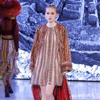 Hian Tjen mempersembahkan rancangan terbarunya pada fashion show hari pertama di Fashion Nation 2019, Senayan City, Senayan City, Jakarta, Jumat, [15/03/2019]. Foto: Mohammad Abduh/Wolipop