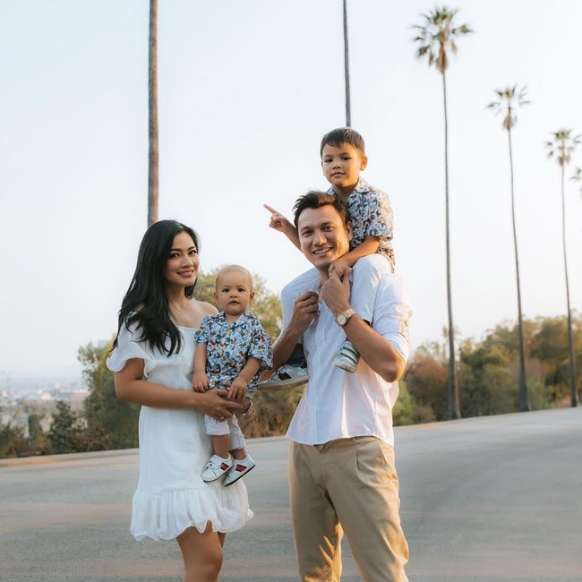 Sejak awal pacaran, Titi Kamal dan Christiian Sugiono memang terbentur oleh masalah perbedaan agama. Namun hal itu tak menghentikan keduanya untuk melenggang ke pelaminan. Sebelum menikah, Christian Sugiono sendiri memutuskan untuk berpindah agama mengikuti Titi Kamal, yaitu dengan menjadi seorang muslim. Foto: Instagram