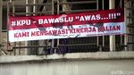 Spanduk Ancam KPU-Bawaslu Mejeng di Jakarta