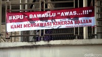 Begini penampakan salah satu spanduk yang berkesan mengancam KPU dan Bawaslu di beberapa lokasi di Jakarta, Selasa (2/4/2019).