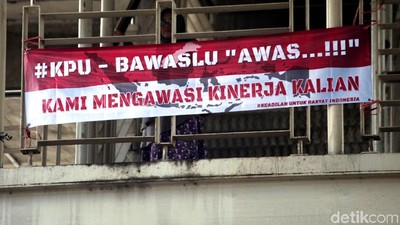 Spanduk Ancam KPU-Bawaslu Mejeng di Jakarta