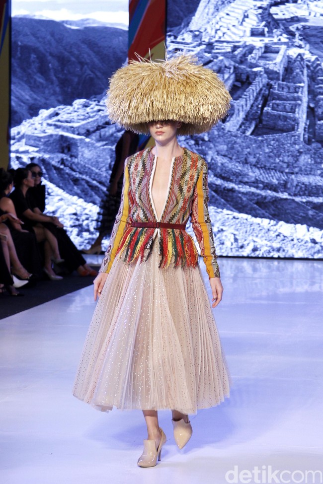 Hian Tjen mempersembahkan rancangan terbarunya pada fashion show hari pertama di Fashion Nation 2019, Senayan City, Senayan City, Jakarta, Jumat, [15/03/2019]. Foto: Mohammad Abduh/Wolipop