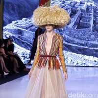 Hian Tjen mempersembahkan rancangan terbarunya pada fashion show hari pertama di Fashion Nation 2019, Senayan City, Senayan City, Jakarta, Jumat, [15/03/2019]. Foto: Mohammad Abduh/Wolipop