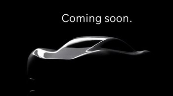 OnePlus turut memperkenalkan WarpCar yang seperti mobil balap McLaren. Hebatnya, baterainya bisa terisi penuh hanya dalam waktu 20 menit. Foto: Weibo via Gizmochina