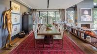 Banyaknya cahaya matahari yang masuk membuat rumah ini layak dihias benda-benda seni. Istimewa/mansionglobal.com.