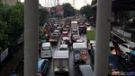 Potret Kendaraan Menumpuk di Kolong Tol Cawang Akibat Banjir