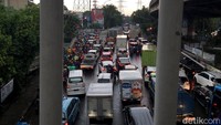 Penampakan kendaraan yang menumpuk di kolong Tol Cawang (arah Kalimalang menuju UKI).