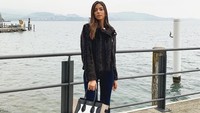 Saat traveling ke Swiss, Nadia mengenakan jaket hangat berwarna hita karena suhu di sana cenderung dingin. (Instagram/@nadiavilesgarcia)